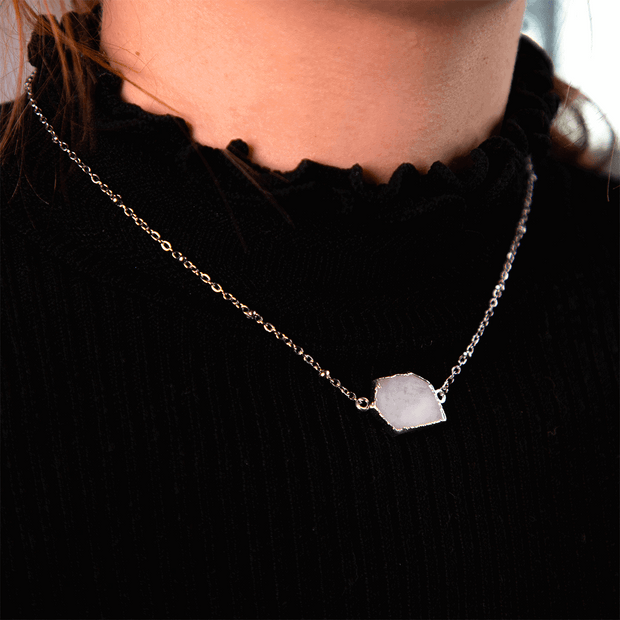 Collier avec petite pierre naturelle sertie
