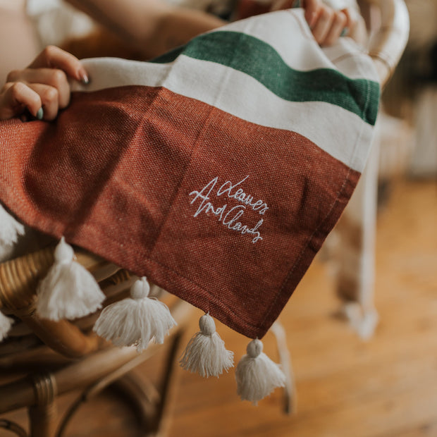 Fouta brodée avec pompons