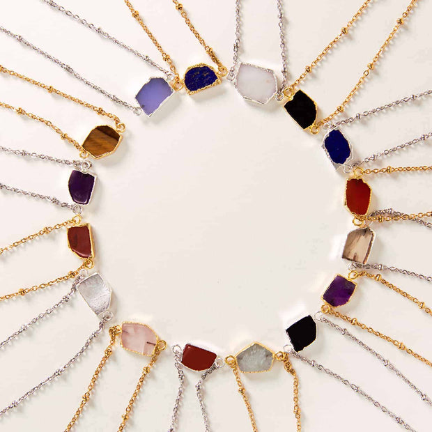 Collier avec petite pierre naturelle sertie